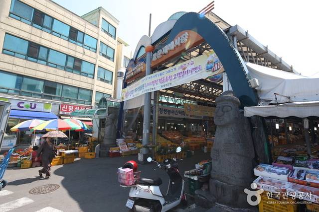 동문재래시장. 한국관광공사 제공.