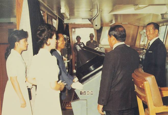 1974년 현대조선소 준공식. 정주영 회장이 박대통령 부부, 큰딸 박근혜와 7301호에 올랐다. 김명호 편저 《건설자 정주영》(삼련서점 서울) 73쪽.