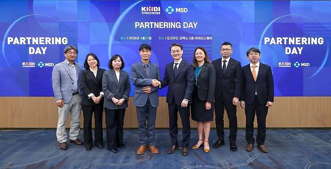 2026년&nbsp;4월&nbsp;27일,&nbsp;서울 강남구 오크우드 프리미어 코엑스 센터에서&nbsp;한국MSD와 한국보건산업진흥원이 '보산진–MSD&nbsp;파트너링 데이(Partnering Day)'를 공동 개최하고 기념촬영을 하고 있다.&nbsp;(왼쪽부터)&nbsp;김용우 한국보건산업진흥원 제약바이오산업단장,&nbsp;이상미 에이비엘바이오 이사,&nbsp;김재은 퍼스트바이오 대표이사,&nbsp;정영훈 한국보건산업진흥원 기획이사,&nbsp;김 알버트 한국MSD&nbsp;대표이사,&nbsp;맥마흔 그레이스 한&nbsp;MSD&nbsp;퍼시픽 사업개발·라이선싱 헤드,&nbsp;코지 야시로&nbsp;MSD&nbsp;퍼시픽 사업개발·라이선싱 한국·일본 총괄,&nbsp;임강섭 보건복지부 제약바이오산업과 과장. 한국MSD 제공