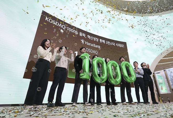 코스닥 지수가 4년 만에 1000을 넘은 지난 1월 26일 서울 중구 하나은행 본점 딜링룸에서 직원들이 기념 행사를 하고 있다. 사진=한국경제