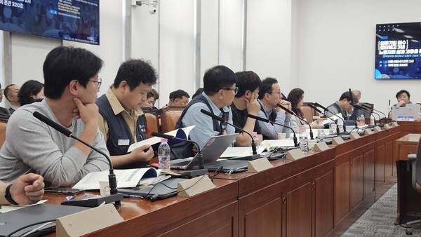 전국민주노동조합총연맹, 재단법인 노동존중세상을 향한 우직한 걸음 뚜벅이 등은 6일 오후 서울 여의도 국회에서 열린 '외투기업 철수와 집단해고 3년, 노동자의 삶과 고용을 묻다' 토론회를 열었다.&nbsp;2026.5.6. 재단법인 노동존중세상을 향한 우직한 걸음 뚜벅이 제공.