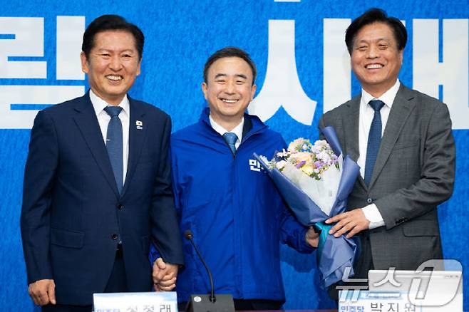더불어민주당 6.3 지방선거 발탁인재 3호 임문영 전 국가인공지능전략위원회 부위원장이 6일 서울 여의도 국회에서 열린 발탁인재 환영식에서 정청래 대표, 조승래 사무총장과 기념 촬영을 하고 있다. 사진=뉴스1