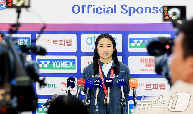 2026년 세계여자단체배드민턴선수권대회(우버컵) 대표팀 안세영이 5일 인천공항 제2여객터미널을 통해 귀국해 취재진 질문에 답하고 있다. 2026.5.5 ⓒ 뉴스1 이호윤 기자