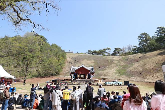 조선 6대 임금 단종을 다룬 영화 '왕과 사는 남자의 흥행 효과로 특수를 누리고 있는 강원 영월군이 지난 24일부터 오는 26일까지 영월 장릉과 동강 둔치, 청령포 일원에서 제59회 단종문화제를 열고 있는 가운데, 행사 둘째 날 문화제의 주요 행사인 단종제향 일정이 진행되고 있다. (영월군 제공. 재판매 및 DB금지) 2026.4.25