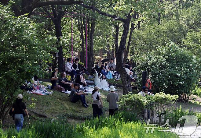 1일 오후 서울 성동구 서울숲에서 열린 '2026 서울국제정원박람회'를 찾은 시민들이 나들이를 즐기고 있다. 2026.5.1 ⓒ 뉴스1 구윤성 기자