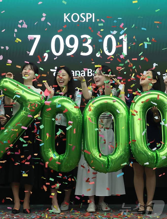 코스피가 7000을 돌파한 6일 서울 중구 하나은행 본점 딜링룸에서 직원들이 축하 세리모니를 하고 있다. 2026.5.6 ⓒ 뉴스1 이종수 인턴기자