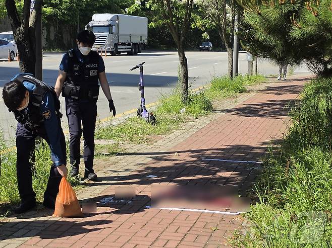 5일 오전 광주 광산구 남부대 인근 도로에서 발생한 흉기 피습 현장에서 경찰이 수습 작업을 벌이고 있다. 이날 사건으로 여고생 1명이 숨지고 이를 돕던 남고생 1명이 다쳤다. 2026.5.5 ⓒ 뉴스1 조수민 수습기자