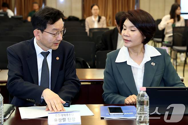 윤창열 검찰개혁추진단장(왼쪽)과 한정애 더불어민주당 정책위의장이 6일 오전 서울 중구 한국프레스센터에서 열린 국민을 위한 형사사법 체계 개선 당정 공동 토론회에서 대화히고 있다. 2026.5.6 ⓒ 뉴스1 이광호 기자
