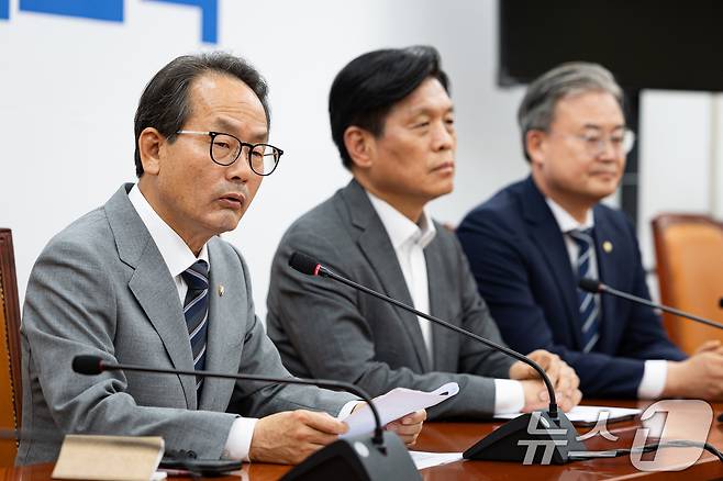 강준현 더불어민주당 수석대변인이 6일 서울 여의도 국회에서 전략공관위원회 공천 결과를 발표하고 있다. 2026.5.6 ⓒ 뉴스1 유승관 기자