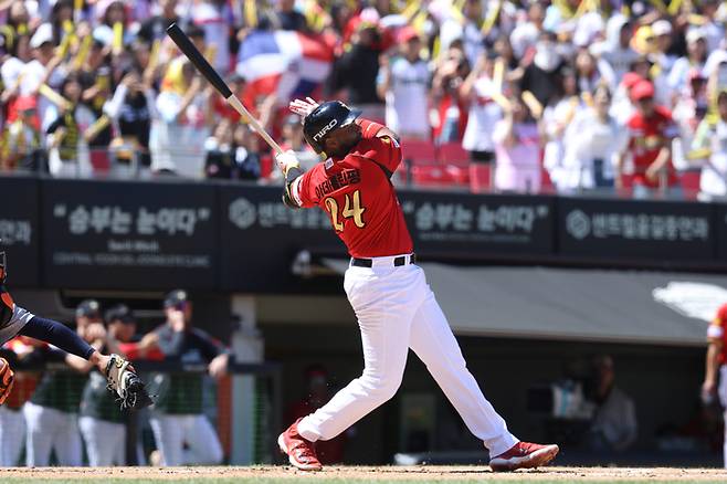 KIA 아데를린이 5일 광주-기아 챔피언스 필드에서 열린 2026 KBO리그 정규시즌 한화와 경기에서 1회말 선제 스리런 홈런을 터뜨리고 있다. 사진 | KIA 타이거즈