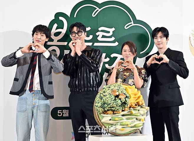 6일 서울 중구 커뮤니티하우스 마실에서 진해된 쿠팡레이 예능 ‘봉주르 빵집’ 제작발표회에서 출연진들이 취재진을 향해 포즈를 취하고 있다. 왼쪽부터 이기택, 차승원, 김희애, 김선호.  ‘봉주르 빵집’은 조용한 시골 마을에 문을 연 국내 최초 ‘시니어 디저트 카페’를 배경으로 인생의 맛을 아는 어르신들과 행복의 맛을 아는 빵집 식구들이 달콤한 위로와 온기를 나누는 힐링 예능으로 김희애, 차승원, 김선호, 이기택이 출연하며 박근형 PD와 김란주 작가가 함께 했다. 2026. 5. 6.  박진업 기자 upandup@sportsseoul.com