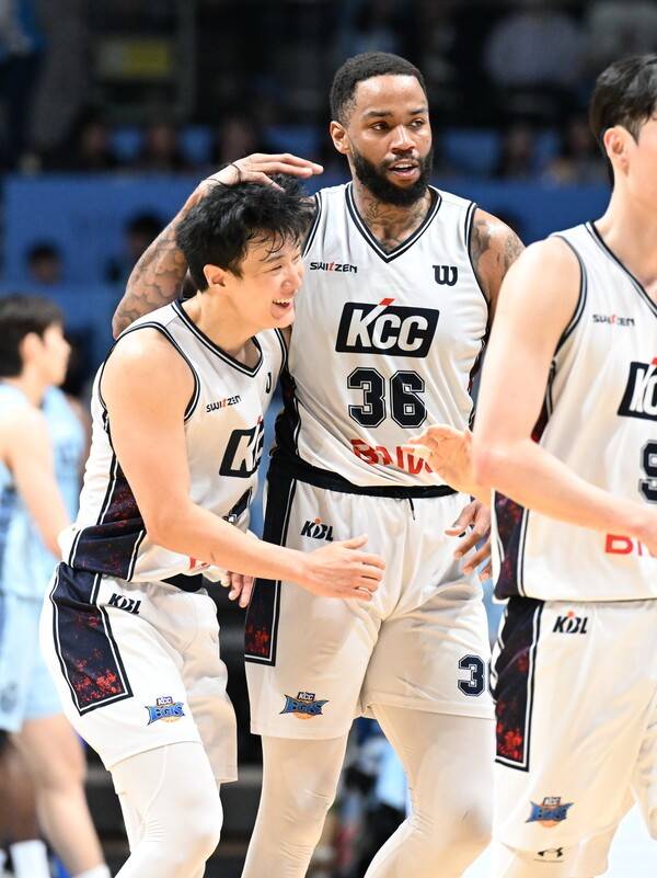 부산 KCC 허웅과 숀 롱. /사진=KBL