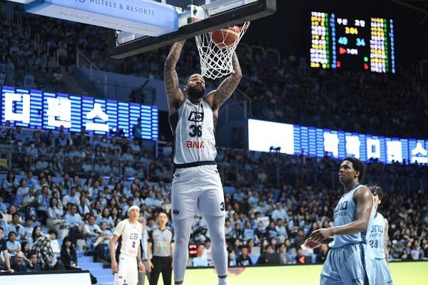 덩크슛하는 부산 KCC 숀 롱. /사진=KBL