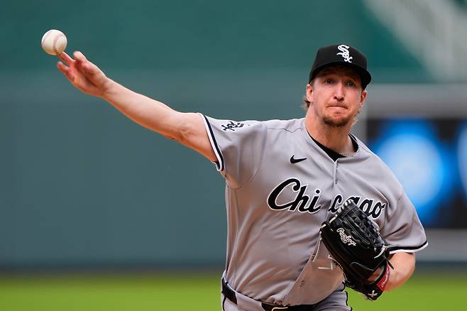 Chicago White Sox starting pitcher Erick Fedde throws during the first inning of a baseball game against the Kansas City Royals, Saturday, April 11, 2026, in Kansas City, Mo. (AP Photo/Charlie Riedel)







<저작권자(c) 연합뉴스, 무단 전재-재배포, AI 학습 및 활용 금지>