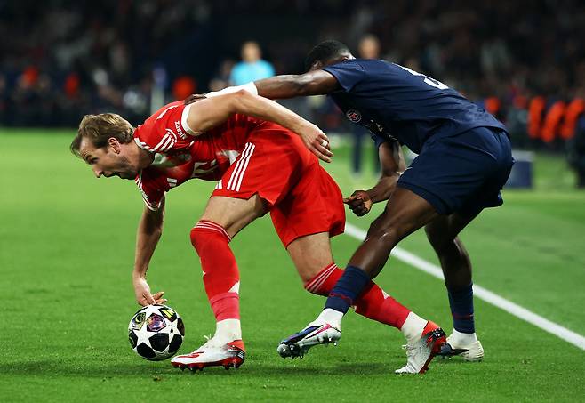 Soccer Football - UEFA Champions League - Semi Final - First Leg - Paris St Germain v Bayern Munich - Parc des Princes, Paris, France - April 28, 2026 Bayern Munich's Harry Kane in action with Paris St Germain's Willian Pacho REUTERS/Gonzalo Fuentes







<저작권자(c) 연합뉴스, 무단 전재-재배포, AI 학습 및 활용 금지>