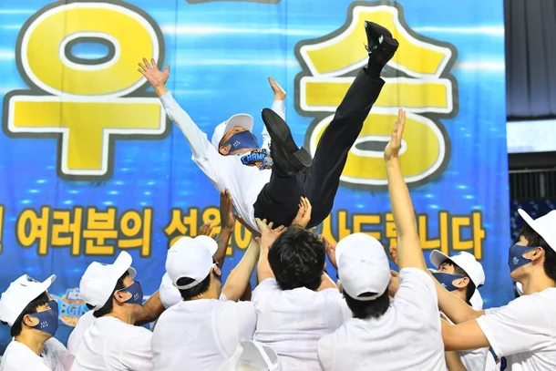 KCC가 2021년 정규리그 1위를 차지했을 때 헹가래를 받는 정몽열 회장. KCC 제공