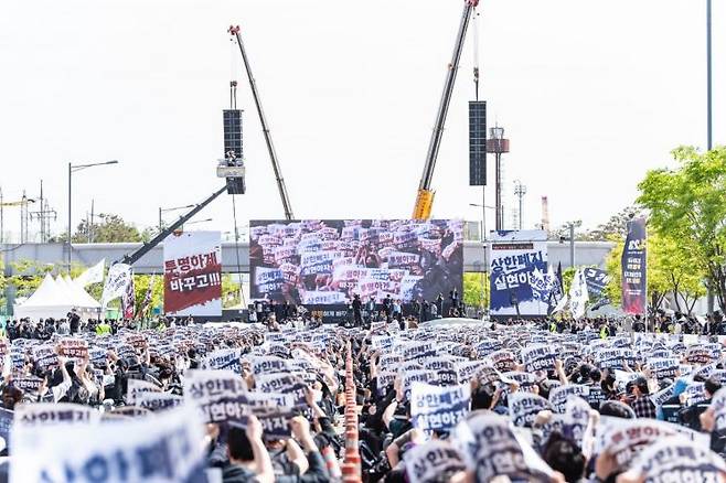 23일 경기도 평택시 삼성전자 평택캠퍼스 앞에서 열린 삼성전자 노동조합 공동투쟁본부 투쟁 결의대회에서 조합원들이 피켓을 들고 구호를 외치고 있다. 삼성전자 노동조합 공동투쟁본부