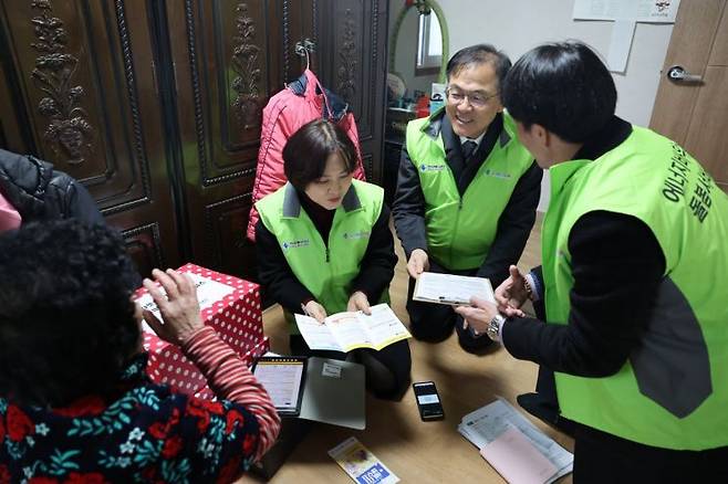 지난 2월 3일 최재관 한국에너지공단 이사장(오른쪽 두번째)이 에너지바우처 수급가구에게 등유·LPG 확대 지원 선불카드를 전달하고 설 맞이 용품을 전달하고 있다.한국에너지공단.