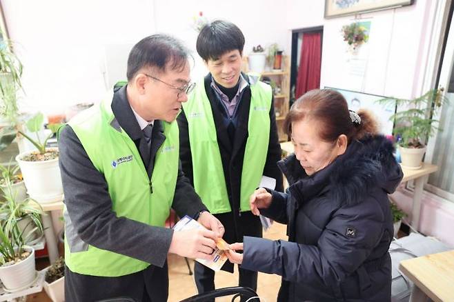 지난 2월 3일 최재관 한국에너지공단 이사장(왼쪽)이 에너지바우처 수급가구에게 등유·LPG 확대 지원 선불카드를 전달하고 설 맞이 용품을 전달하고 있다. 한국에너지공단.