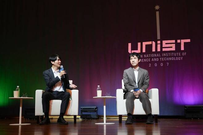 UNIST GRIT인재융합학부 오픈스테이지 토크콘서트 '반상 위로 먼저 온 미래 이창호·이세돌이 전하는 AI 시대의 한 수'에서 이세돌 교수(왼쪽)와 이창호 국수가 발언하고 있다. UNIST 제공.