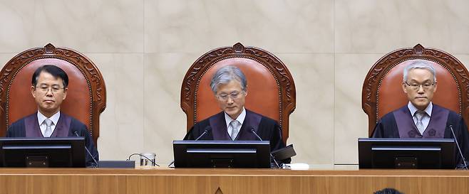 조희대 대법원장(가운데)이 지난 3월 19일 서울 서초구 대법원에서 열린 전원합의체 선고에 대법관들과 참석해 있다. /연합뉴스