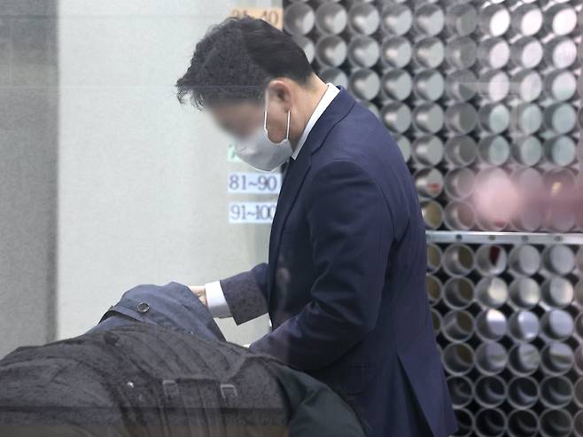 고등학교 선배 변호사가 수임한 사건을 맡아 항소심에서 감형해 준 대가로 뇌물을 수수한 혐의를 받는 부장판사 A씨가 3월 23일 서울 서초구 서울중앙지방법원에서 열리는 구속 전 피의자심문(영장실질심사)에 출석하고 있다. 법원은 이날 소명 부족을 이유로 영장을 기가했다. /뉴스1