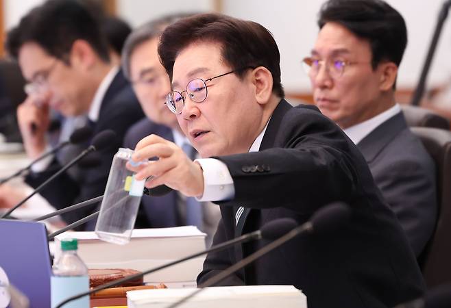 이재명 대통령. 사진은 지난달 28일 청와대에서 열린 제18회 국무회의 겸 제6차 비상경제점검회의에서 김성환 기후에너지환경부 장관 발언 때 캔시머(PET캔)용기를 보고 있는 모습. /뉴스1