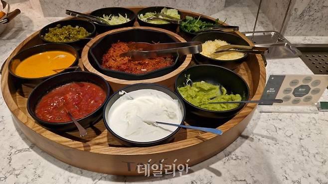 아워홈 뷔페 '테이크' 종각역점 스페인 푸드 코너에 놓인 타코 플레이트. 이곳의 소스와 재료를 기반으로 다른 코너에 구비된 음식들과 다양한 방식으로 타코를 만들어 먹을 수 있다. ⓒ데일리안 김찬주 기자