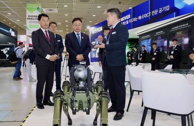 박상형 한전KDN 사장이  6일 ‘2026 국제 전기전력 전시회’에서 지능형 로봇 솔루션을 돌아보고 있다.  [한전KDN]