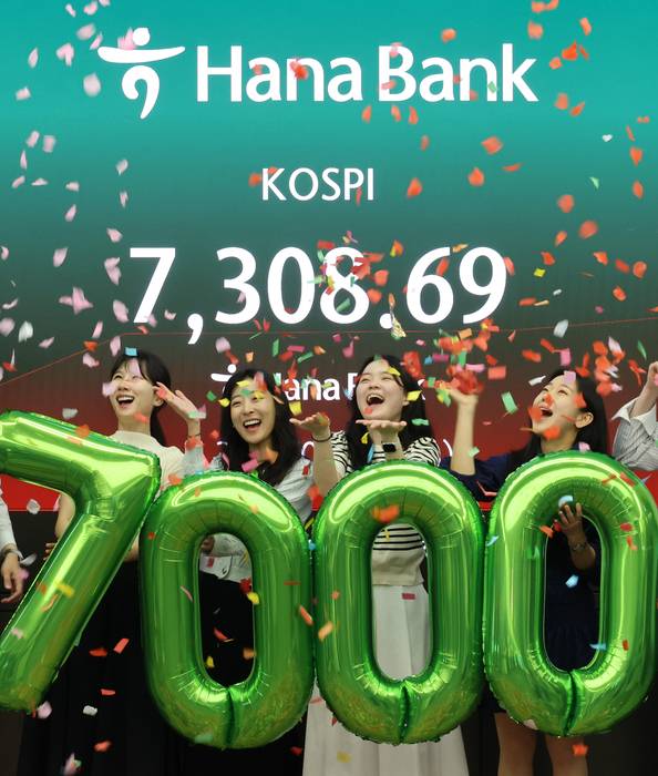 코스피가 7000을 돌파한 6일 서울 중구 하나은행 본점 딜링룸에서 직원들이 축하 세리머니를 하고 있다. (사진=연합뉴스)