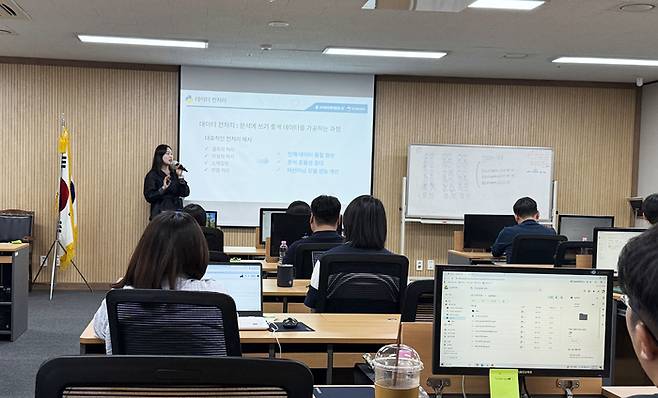 최영희 AI캠퍼스 강사가 데이터 호남지방데이터청 통계체험센터에서 AI캠퍼스의 최영화 강사가 데이터 전처리 방식에 대해 강의하고 있다.