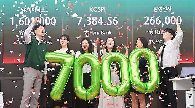 코스피가 7,300선을 넘겨 7,384.56에 마감한 6일 오후 서울 중구 하나은행 딜링룸에서 직원들이 세리머니를 하고 있다. 사진=뉴시스