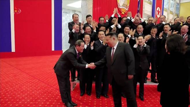 김정은 북한 국무위원장이 지난 3월 23일 최고인민회의 제15기 제1차회의에서 새로 임명된 내각 성원ㆍ제15기 최고인민회의 대의원들을 평양의사당에서 만나고 있다. 조선중앙TV 화면