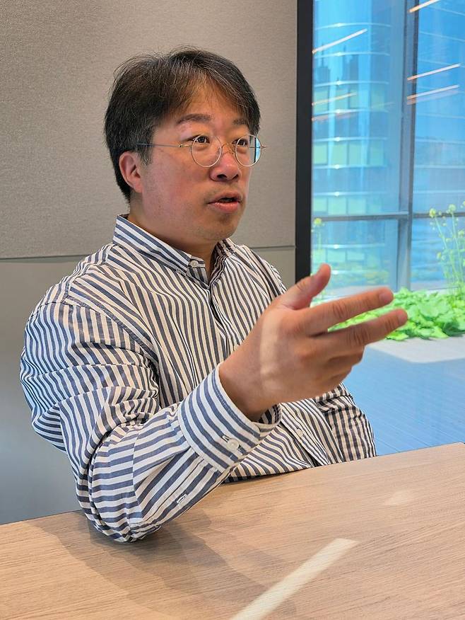 이해신 폴리페놀팩토리 대표 겸 카이스트 석좌교수가 파이낸셜뉴스와 인터뷰를 하고 있다. 이 교수는 "연구자이자 세계적 기업가의 모델을 만들고 싶다"는 포부를 전했다. 폴리페놀팩토리 제공