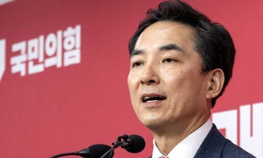 6·3 부산 북갑 보궐선거에서 국민의힘 공천이 확정된 박민식 전 국가보훈부 장관이 5일 서울 여의도 중앙당사에서 열린 기자회견에서 취재진 질문에 답하고 있다. 연합뉴스