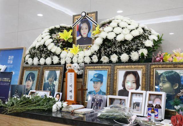 공군 성폭력 피해 사망 사건의 당사자 이예람 중사의 1주기를 앞둔 2022년 5월 20일 경기 성남 국군수도병원 장례식장에서 열린 추모의 날 제단에 고인의 사진들이 놓여져 있다. 뉴스1