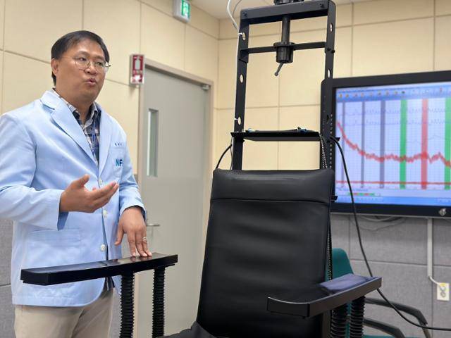 홍현기 국립과학수사연구원 법의검사과 심리연구사가 지난달 22일 강원 원주 국과수 본원 청사 내에 설치된 거짓말탐지기 장비를 설명하고 있다. 검사 대상자가 앉는 의자 뒤로 심장의 운동, 호흡, 손바닥 땀, 손가락 끝 미세한 혈류량 그래프가 그려진 모니터가 설치돼 있다. 그래프를 보고 진실 또는 거짓을 판단하는 건 감정관들의 몫이다. 원주=강지수 기자