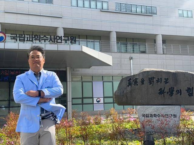 홍현기 국립과학수사연구원 법의검사과 심리연구사가 지난달 22일 강원 원주 국과수 본원 청사 앞에서 포즈를 취하고 있다. 원주=강지수 기자