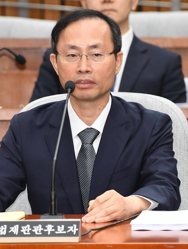 김기영 전 재판관이 2018년 9월 10일 국회에서 열린 인사청문회에 후보자 자격으로 답변하고 있다. 한국일보 자료사진