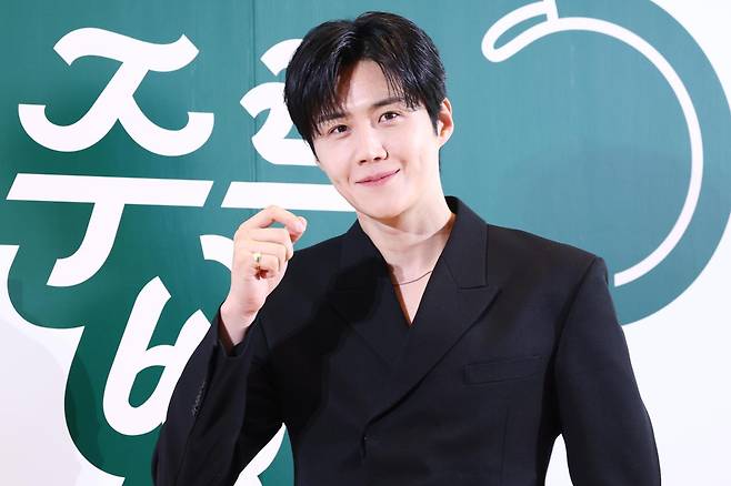 배우 김선호가 6일 서울 중구 커뮤니티하우스 마실에서 열린 쿠팡플레이 새 예능 '봉주르 빵집' 제작발표회에서 포즈를 취하고 있다. 연합뉴스