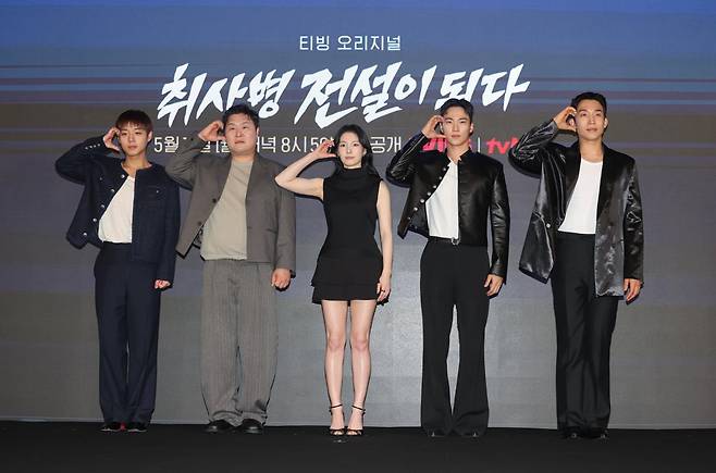 6일 서울 광진구 풀만 앰배서더 서울 이스트폴에서 열린 티빙 드라마 '취사병 전설이 되다' 제작발표회에서 박지훈(왼쪽부터), 윤경호, 한동희, 이홍내, 이상이가 포토타임을 가지고 있다. 연합뉴스