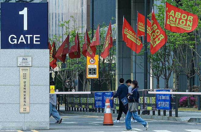 삼성바이오로직스 노조가 전면파업 마지막 날까지 협상 타결에 실패해 6일 현장 복귀에 이어 연장·휴일 근무를 거부하는 형태인 무기한 준법투쟁에 돌입했다. 사진은 이날 인천 송도 삼성바이오로직스 본사 입구에 설치된 노조 깃발들이 펄럭이는 모습. 뉴스1