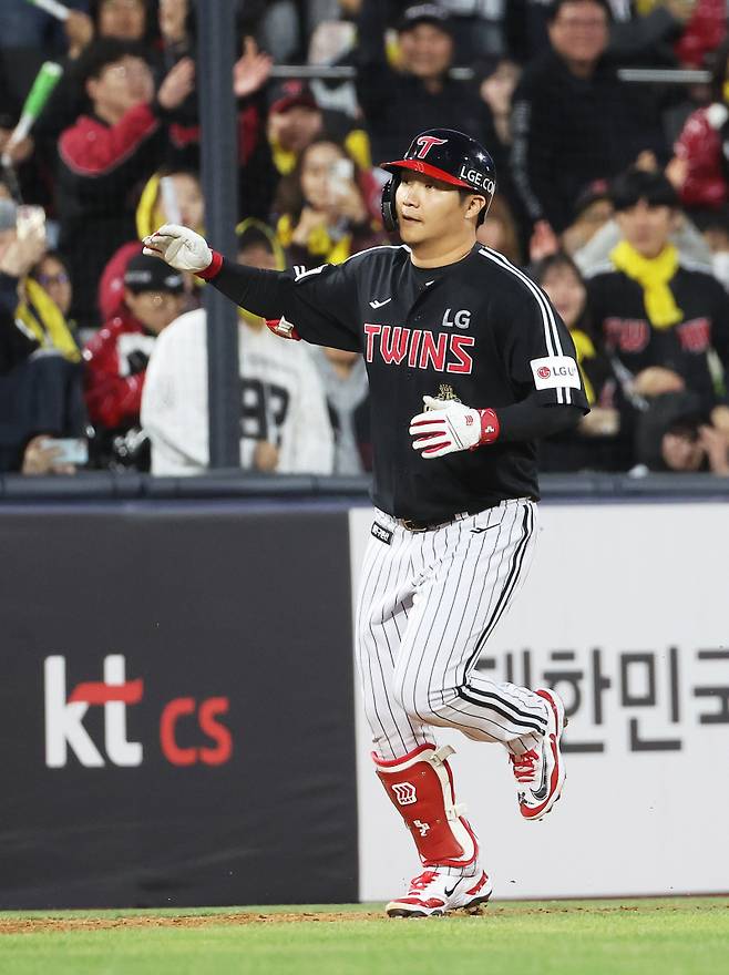 <yonhap photo-5387="">28일 경기도 수원케이티위즈파크에서 열린 2026 KBO리그 프로야구 LG 트윈스와 kt wiz의 경기. 4회초 무사 주자 없을 때 LG 문보경이 홈런을 치고 베이스를 돌고 있다. <저작권자 ⓒ 1980~2026 ㈜연합뉴스. 무단 전재 재배포 금지, AI 학습 및 활용 금지></yonhap>