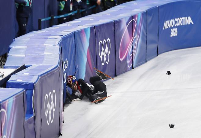 <yonhap photo-2133="">임종언이 지난 2월 2026 밀라노-코르티나 동계올림픽 쇼트트랙 남자 1500m 준준결승 중 넘어지고 있다. 사진=연합뉴스</yonhap>