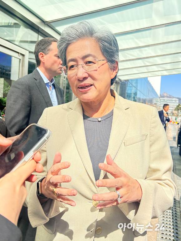 리사 수 AMD 최고경영자(CEO)가 지난달 19일 노태문 삼성전자 DX부문장 사장과 회동한 뒤 서울 광화문 인근에서 하정우 대통령실 AI미래기획수석과 만난 후 취재진 질문에 답하고 있다. [사진=권서아 기자]