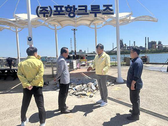 6일 신강수 포항시 푸른도시사업단장이 형산강 내 불법 점용 시설물 현장 정비 상황을 점검하고 있다. [사진=포항시청]
