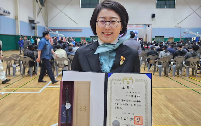 대한항공 제주여객서비스지점 양수안 과장이 대통령 표창 수상 후 기념촬영을 하고 있다. (대한항공 제공)