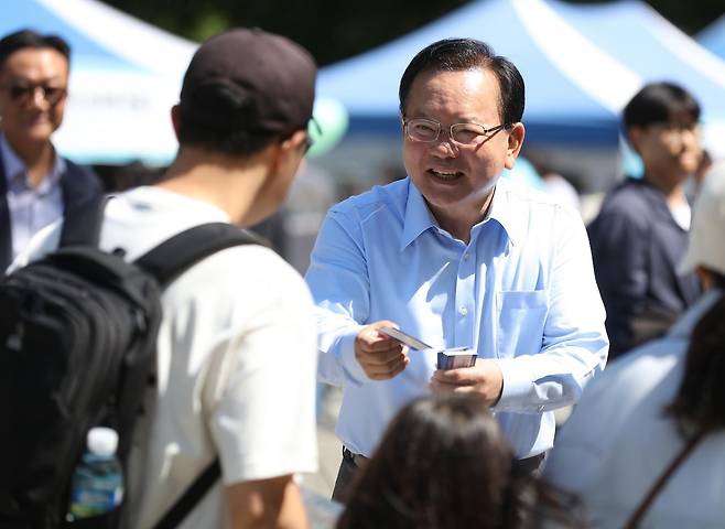 김부겸 더불어민주당 대구시장 예비후보가 어린이날인 5일 대구 수성구 대구 어린이세상(구.어린이회관)에서 열린 어린이 큰잔치에서 시민들과 인사를 하고 있다. 사진 연합뉴스