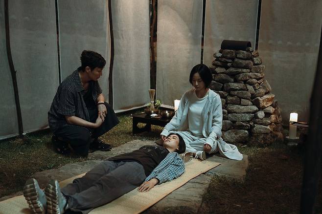 '기리고'에 등장하는 무속적 요소. 노재원(맨 왼쪽)과 전소니(맨 오른쪽)가 저주에 걸린 전소영을 구한다는 설정이다. 사진 넷플릭스