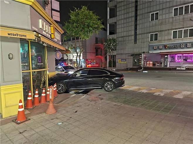 지난 2일 오전 4시 10분쯤 충남 공주시 신관동 한 도로에서 술에 취한 상태로 운전하다 상가 건물을 들이받은 뒤 도주한 20대 운전자. 사진은 사고 현장 모습. 사진 충남경찰청